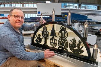 Vom Bergmann bis zum Volkswagen: Firma aus dem Erzgebirge produziert an die 20 Metallschwibbögen im Jahr - Sören Przybylski prüft vor der Auslieferung einen Schwibbogen mit Olbernhauer Motiv.