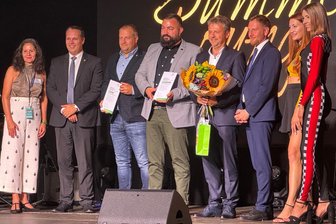 Vom Bier bis zum Leistungssport: Erzgebirge bekommt neue Botschafter - Peggy Kreller, Rico Anton, Mirko Paul, Dominik Naumann und Peter Weber (von links) sind die neuen Botschafter des Erzgebirges. Überraschungsgast am Abend: Sachsens Ministerpräsident Michael Kretschmer.