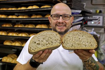Vom Bockbier-Treber zum duftenden Brot: Eine kulinarische Synergie zwischen Gersdorfer Brauerei und Hohndorfer Bäcker - Bäckermeister Norman Bauerfeind bäckt jeden Donnerstag etwa 30 Treberbrote für die Glückauf-Brauerei. Die Brote sorgen trotz der ursprünglich harten Treberspelzen für ein angenehmes Mundgefühl.