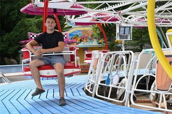 Vom Brand auf der A 72 zum Limbacher Stadtparkfest: 22-Jähriger haucht Traditionskarussell neues Leben ein - Mit 20 Jahren übernahm Paul Hadlok 2022 das Traditionskarussell „Twister“ von seinem Vater. Dass das Fahrgeschäft in diesem Jahr beim Stadtparkfest steht, ist viel harter Arbeit zu verdanken.