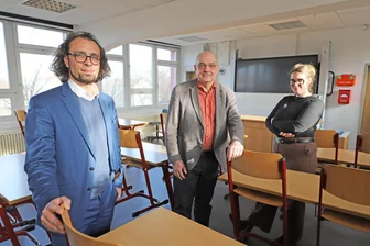 Vom Brennpunkt in den Fokus: Diese Pläne haben die Freiberger für die Winkler-Schulen auf dem Wasserberg - Josephine Nordheim, Jens Gernegroß und Martin Seltmann (v.r.) im Biologie-Kabinett der Freiberger Winkler-Oberschule.