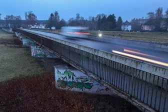 Vom Brückenbau bis Bahnhofsjubiläum: Was auf die Glauchauer 2026 zukommt - Die Tage der alten Flutrinnenbrücke in Glauchau sind gezählt.
