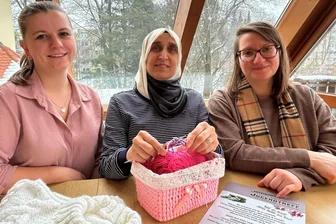 Vom Bürgerkrieg in Syrien in die Strickgruppe in Freiberg: Fatima Hamos Weg - Franziska Schulz, Fatima Hamo und Malgorzata Kaden (v. l.) wollen in den Winterferien mit jungen Leuten für Babys der Neugeborenenstation im Krankenhaus Freiberg stricken.