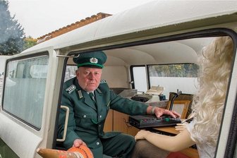 Vom Bürgerpolizisten zum Museumschef - Klaus-Dieter Erber hat ein privates Polizeimuseum. Zu den Museumsstücken gehört auch ein Barkas B 1000, wie er noch bis Anfang der 1990er-Jahre bei der Polizei im Einsatz war. 