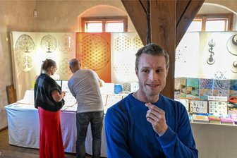 Vom Burnout zur Gesundheitsmesse Chemnitz: Ein Leistungssportler erzählt seine Geschichte - Gesundheitscoach Johannes Schubert hat die Messe „Balance & Spirit“ im Wasserschloß Klaffenbach besucht. Der 34-Jährige ließ sich inspirieren für seinen Beruf und, um seine Krankheit zu besiegen.