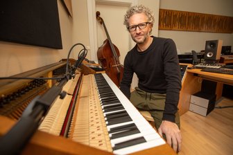 Vom Cannibal Cooking Club zu Nodfeld: Plauener Techno-Musiker entdeckt auf seinem Solo-Album "Off" die Welt der Stille - Ganz analog unterwegs: Alexander Dittmar alias Nodfeld in seinem Studio.