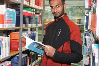 Vom Dach der Welt ins Tal der Mulde - Erhielt den Preis des Deutschen Akademischen Austauschdienstes: Ahbishek Raj Yadav aus Nepal, hier in der Hochschulbibliothek. 