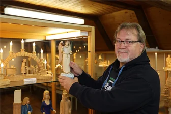 Vom Dachbodenfund auf die große Leinwand - 110-jähriger Schnitzverein im Erzgebirge zeigt Raritäten - Vereinschef Rolf-Peter Hempel beim Einräumen der Vitrinen für die große Jubiläumsschau.