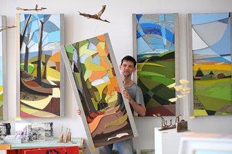 Vom DDR-Fernsehen Kulissenbau zum Künstler: Ein Besuch im Atelier des Chemnitzers Tino Beck - Künstler Tino Beck arbeitet gerne mit verschiedenen Materialien.