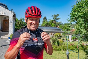 Vom DDR-Olympiasieger zum Stoneman-Botschafter: Die Reise von Olaf Ludwig - Schnell die Brille auf und los. Olaf Ludwig vor seinem Haus in Gera.