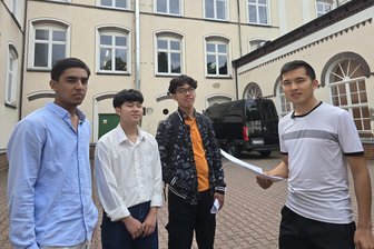 Vom Deutschkurs in Usbekistan zur Werkbank in Werdau: Junge Leute starten Grundausbildung - Azimboy Matyakubov, Van Nam Pham und Hoang Phong Le mit Dolmetscher Jumaev Furkat (v.l.).