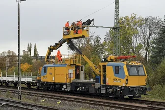 Vom Dieselzeitalter in die Zukunft: Wie der Weg zum Chemnitzer Südbahnhof elektrisch wird - Mit diesem modernen Turmtriebwagen wird die Oberleitung an die kürzlich aufgestellten Masten auf der Bahnstrecke zum Chemnitzer Südbahnhof montiert. Foto: Ingolf Wappler
