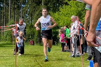Vom doppelten Armbruch zur Tagesbestzeit: Vogtländer macht in Grünbach das Rennen - Denis Kretzschmar, Sieger über zehn Kilometer vom VSC Klingenthal, lief in Grünbach eine Tagesbestzeit von 37:10 Minuten. Foto: Annika Saunus