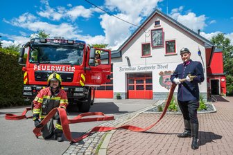 Vom Dorfbrand bis zur Drohneneinheit: 150 Jahre Feuerwehr Adorf - Wehrleiter Rico Bochmann (v. l.), Stefan Grabner und Danilo Berthold mit einer historischen Uniform aus der Jahrhundertwende.