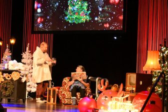 Vom Dschungelkönig zur lustigen Weihnacht im Reichenbacher Neuberinhaus - Ross Antony spielt den Enkel, Paul Reeves die Oma. So startet das Weihnachtsprogramm.