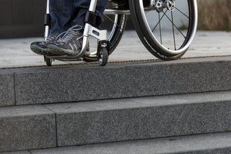 Vom Eingang bis zum WC in der ersten Etage: Barriere-Tester fällen hartes Urteil über Stolperfallen in Plauens Rathaus - Treppen sind unüberwindbar für Rollifahrer. (Symbolfoto)
