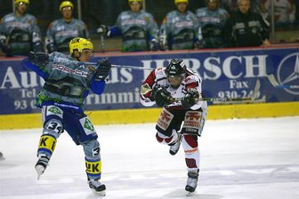 Vom Eiskunstlauf zum Eishockey: Ex-Stürmer Mike Losch aus Crimmitschau wird 50 Jahre alt - Mike Losch (rechts) hat acht Jahre für das Team des ETC Crimmitschau gespielt. In seiner Bilanz stehen 104 Tore und 87 Vorlagen.