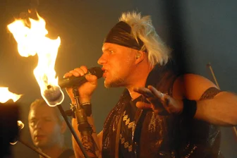 Vom Ende einer Szene-Institution: Die „Alte Spinnerei“ in Glauchau schließt mit einem letzten Konzert - Feuer und Flamme: Eric Fish von Subway to Sally im Jahr 2009 in der „Alten Spinnerei“ Glauchau.