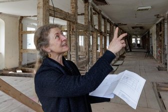 Vom Erblehngericht zum Wohnhaus: Neustart für Großprojekt - Sylvi Reinhold packt das Großprojekt neu an. Zwölf Wohnungen sollen in dem denkmalgeschützten Haus, dessen Ursprünge ins 12. Jahrhundert zurückreichen, entstehen. 