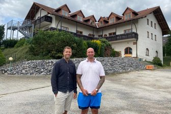 Vom Erdmannsdorfer Traditionshotel zum Wohnkomplex für Senioren - Philipp Dickert (links) und Marcel Martinez haben den Landgasthof Puschke gekauft und zu einem Wohnkomplex umgebaut. Bevorzugt Senioren wohnen hier in barrierearmen Wohnungen. Dazu gibt es Gemeinschaftsbereiche und die Möglichkeit, verschiedene Dienstleistungen zu nutzen.