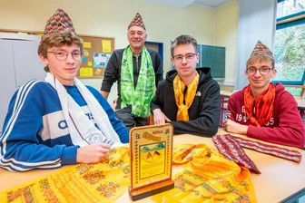 Vom Erzgebirge aufs Dach der Welt: Schüler bringen besonderen Schatz aus Nepal mit - Traditionelle Kleidungsstücke aus Kaschmir- und Yakwolle: Henry Bergelt, Torsten Fischer, Adam Kalvoda und Colin Hänig (von links) kamen mit einigen Souvenirs und unvergesslichen Erinnerungen aus dem Himalaya zurück.