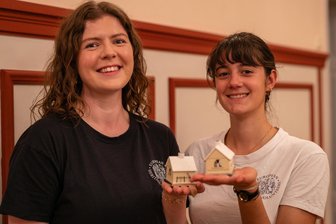 Vom Erzgebirge in die Welt: Studenten tragen Welterbe in alle Erdteile - Ciara Shine und Alice Antoine (rechts) freuen sich sehr über ihre erzgebirgischen Andenken.