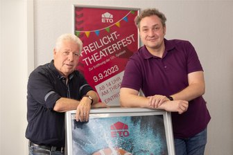 Vom Erzgebirge nach Chemnitz: Langjähriger Theatersprecher wechselt die Häuser - Chris Brinkel (r.) übergibt die Funktion des Sprechers am Eduard-von-Winterstein-Theater an Johannes Maletzky.