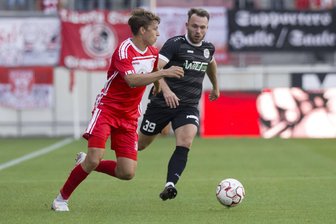 Vom Ex- zum Ex-Verein: Fußball-Oberligist VfB Empor Glauchau holt Tommy Barth zurück - Tommy Barth – hier rechts im Trikot des VfC Plauen gegen Joseph Charles Richardson II vom Hallescher FC – wurde vom VfB Empor Glauchau als Neuzugang bestätigt.