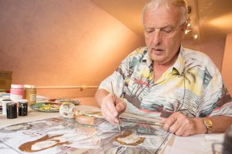 Vom Familienhaus zum Heim für die Kunst - Adelbert Gründig bei der Arbeit in seinem Atelierhaus.