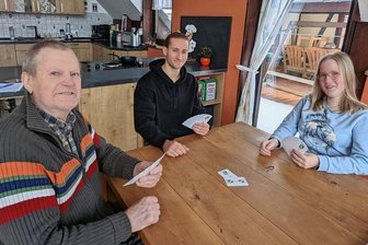 Vom Familientisch zum Deutschen Meistertitel - Peter Beier und seine Enkelkinder Aaron und Anij Schöber (von links) sind beim Skatspielen ganz in ihrem Element.