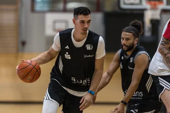 Vom Fan zum Teammitglied: Bulgarischer Nationalspieler Yordan Minchev komplettiert neue Mannschaft der Niners Chemnitz - Yordan Minchev (links, hier Kaza Kajami-Keane) ist der erste Bulgare im Dress der Niners Chemnitz.