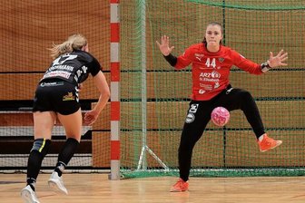 Vom Fan zur Teamkameradin - Torhüterin Janine Fleischer hat sich im Zweitliga-Team des HC Leipzig etabliert und bekommt - wie hier im Spiel gegen Buchholz-Rosengarten - regelmäßig ihre Einsatzzeiten. Als Tabellenneunte befinden sich die Leipzigerinnen fünf Spieltage vor Saisonende im gesicherten Mittelfeld.