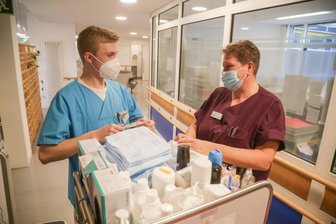 Vom Feldlager ans Krankenbett: Ein Soldat in Corona-Mission - Bundeswehrsoldat Kenneth Schild hilft während seiner Ausbildung zum Offizier im Diakomed-Krankenhaus in Hartmannsdorf, hier bei Cornelia Krenkel, Abteilungsleiterin in der Pflege. Er hat sich freiwillig gemeldet.