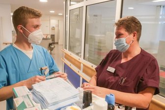Vom Feldlager ans Krankenbett: Ein Soldat in spezieller Mission - Bundeswehrsoldat Kenneth Schild hilft während seiner Ausbildung zum Offizier im Diakomed-Krankenhaus in Hartmannsdorf, hier bei Cornelia Krenkel, Abteilungsleiterin in der Pflege. Er hat sich freiwillig gemeldet.