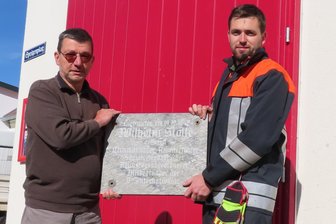Vom Feuer in Crimmitschau verschont: Die Rückkehr der historischen Wilhelm-Stolle-Gedenktafel - Der Frankenhausener Ortswehrleiter Philipp Stock (r.) übergibt die Gedenktafel an Lutz Hanzig vom Heimatverein.