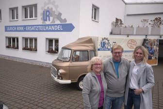 Vom Fichtelberg bis Kap Arkona: Lengenfelder Familienbetrieb wächst weiter - Führen das international agierende Lengenfelder Unternehmen Rink im Familienbetrieb: Silke und Ulrich Rink sowie Tochter Franziska Rink. Der schmucke wie seltene B 1000 hört auf den Namen Goldi und dient dem Unternehmen als mobiler Messestand bei den großen Branchentreffen; so etwa bei der Landwirtschaftsmesse Grüne Tage in Erfurt oder der Leipziger Agra-Landwirtschaftsausstellung als wichtigste Messe in Ost- und Mitteldeutschland. Auch bei Messen in Hannover, Köln oder Barcelona gehören die Rinks zu den Gästen, die gleich containerweise einkaufen.