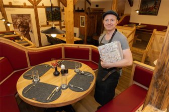 Vom Fichtelberg ins Hermergut: Geschwisterpaar wagt gastronomischen Neustart im Erzgebirge - Am Freitag öffnet das neue Restaurant Hermergut erstmals seine Türen. Bis dahin müssen noch alle Details ihren richtigen Platz finden – auch die neuen Speisekarten von Dirk Meinel.