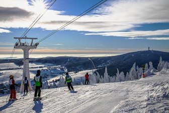 Vom Fichtelberg zum Keilberg: Neue Hoffnung auf Gondelbahn - Ein Traum vieler Wintersportler ist seit vielen Jahren eine direkte Verbindung der Skigebiete am Fichtelberg (vorn) und am Keilberg.
