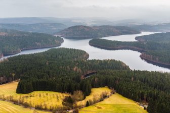 Vom "Fichtenrauschen"-Urlaub bis zur Gäste-App für die Region - Das Westerzgebirge, wie hier die Talsperre Eibenstock, hat viel zu bieten. Wie kann man Touristen in die Region locken?