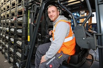 Vom Förderschüler zum Jahrgangsbesten - Niklas Wolf liebt seine Arbeit im Zwickauer Gelenkwellenwerk. Er gehört zu den Jahrgangsbesten. 