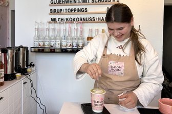 Vom Foodtruck zum eigenen Laden: Eine junge Ukrainerin erfüllt sich in Chemnitz den Traum vom eigenen Café - Sie eröffnete am 29. November und bietet neben Kaffee auch Glühwein an.
