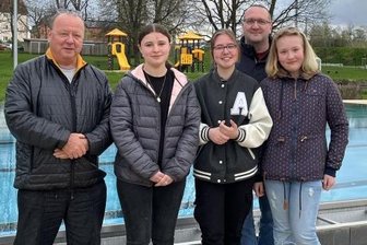 Volker Thierbach und Markus Arnold vom Tauchclub "Meridian" e.V. Mittweida mit den Nachwuchstauchern Lysan Mohn, Muriel Hamel und Leonie Seidel.
