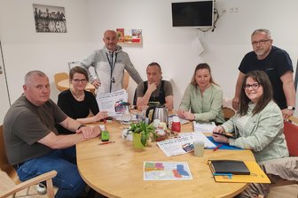 Vom FSV Zwickau bis zu den Kleingärtnern: In Eckersbach packen alle mit an beim Frühjahrsputz - Beim Netzwerktreffen in der Eckersbacher „Kuschelkiste“ wurden letzte Details für den Frühjahrsputz besprochen (v. l.): Klaus Pfropper (Kleingartenverein), Susann Gläser (Koordinatorin), Jörg Schade (FSV), Andreas Baier (KISS), Christin Giller (Regenbogenland), Isabell Reise (Stadtverwaltung), Holger Welt (WHZ).