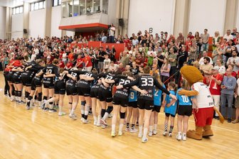 Vom FSV Zwickau über die Eispiraten bis zum EHV Aue: Die Region steht hinter den Handballerinnen des BSV Sachsen Zwickau - Die Handballerinnen des BSV Sachsen Zwickau schwören sich ganz bewusst direkt vor den Fans auf ihre Heimspiele ein. An diesem Samstag soll mit der Unterstützung von den Rängen der erneute Klassenerhalt gelingen.