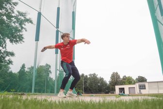 Vom Fußballplatz in den Diskusring: Warum ein junger Sachse auch mal Risiko geht - Max Louis Emmrich beim Training mit dem Diskus auf der Außenanlage der Werfer im Sportforum Chemnitz.