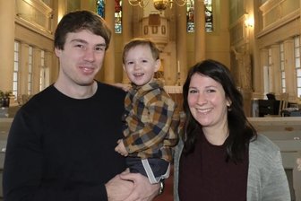 Vom Fußballtrainer zum Jugendpfarrer für das Vogtland - Fototermin in der Schlosskirche Netzschkau. Samuel Friebis mit seiner Frau Julia und dem zweijährigen Sohn Josia.