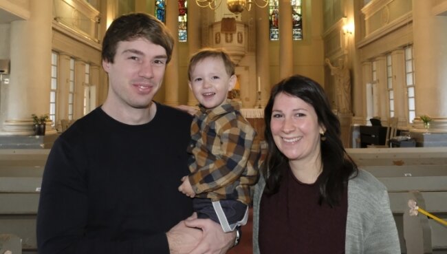Vom Fußballtrainer zum Jugendpfarrer für das Vogtland - Fototermin in der Schlosskirche Netzschkau. Samuel Friebis mit seiner Frau Julia und dem zweijährigen Sohn Josia. 