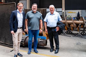 Vom Garagenstart zum Marktführer: Warum im Spezialtiefbau fast nichts ohne Maschinen aus Hainichen geht - Auf Stippvisite in Hainichen: Geschäftsführer Torsten Hoffmann (M.) präsentierte die Firma und deren Erfolgsgeschichte dem EU-Abgeordnetem Matthias Ecke (r.), als dieser kürzlich bei Dieter Greysinger (r.) zu Gast war.