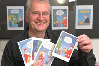 Vom Gasmonteur zum gefeierten Cartoonisten: Uwe Krumbiegel spießt in Oelsnitz den Zeitgeist auf - Cartoonist Uwe Krumbiegel stellt derzeit im Heinrich-Hartmann-Haus in Oelsnitz aus. Hier ist er bei einer Veranstaltung in Oederan zu sehen.