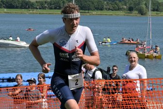 Vom Gedanken ans Aufhören zum Neuanfang: Plauener Triathlet sucht Hilfe beim Sportpsychologen - Philipp Dressel-Putz war 2025 auch beim 25. Pöhler Triathlon nicht zu schlagen.